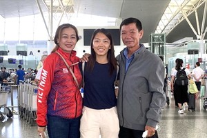 黃茹（中）跟父母在機場合影