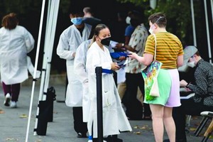 美國紐約曼哈頓一處猴痘疫苗接種點，工作人員為民眾驗證預約資訊。