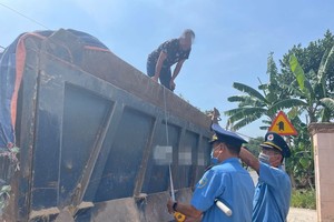 交通監察力量在古芝縣檢查車廂尺寸。