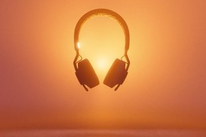 Adidas太陽能耳機室內燈光能充電　