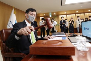 5月26日，在首爾市中區韓國銀行，行長李昌鏞主持金融貨幣委員會全會。 （圖片來源：聯合采訪團）