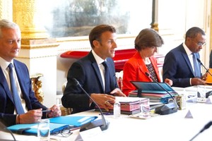 法國總統馬克龍(左二）出席內閣會議。