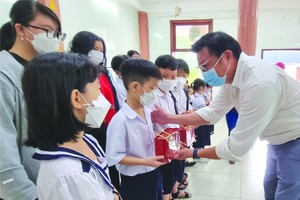 Sweet Home餅家總經理劉立政發月餅給學生。