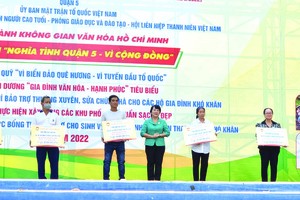 市越南祖國陣線委員會主席陳金燕發維修 住房經費給貧戶。