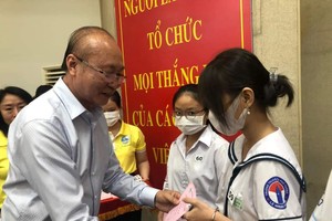 亞洲餅家總經理高肇力發助學金給貧困學生。