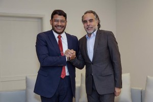 哥倫比亞新任大使貝尼德悌（Armando Benedetti，圖右）抵達委國首都卡拉卡斯（Caracas）履新。（圖/ 哥倫比亞總統官方推特）