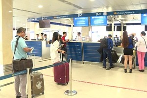 民眾在機場辦理登機托運行李手續。