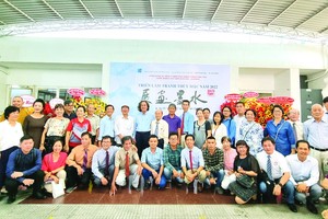 多位華人畫家與單位領導和代表合影。