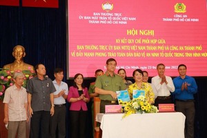 市公安廳廳長黎鴻南少將與市越南祖國陣線委員會主席陳金燕簽署配合規制。