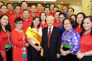 黨中央總書記阮富仲與出席大會代表合影。