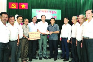 土龍木天后宮代表向本報移交款項。