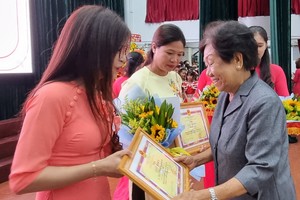 郡勵學會主席李金梅學向陳佩姬、 麥劍雄中學部優秀教員頒獎。