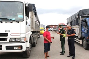 慶會口岸邊防站戰士幹部檢查進出港口車輛。