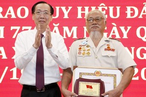 “九‧二”國慶黨齡紀念章頒授