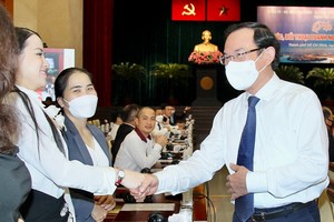 市委書記阮文年與企業家交談。