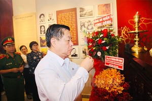 中央宣教部長在胡伯伯紀念館上香