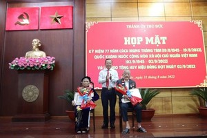 向高黨齡黨員頒授紀念章