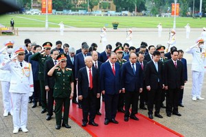 黨政領導、原領導晉謁胡主席陵。