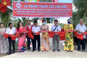 理事長鄒國榮(右三)與常值副理事長梁肇添(右一)與當地政府代表為“民生橋”落成剪彩。