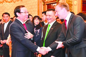 市委書記阮文年與出席招待會代表會晤。