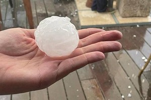 西班牙降下網球大小冰雹