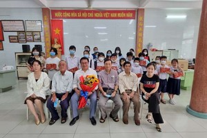 Sweet home餅家向本市華文中心師生贈送月餅。