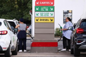 人們在法國巴黎郊區的一處加油站加油。