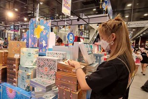 消費者在AEON超市選購月餅。