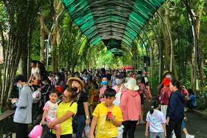 節日期間，大量遊客已到西貢動物園參觀。