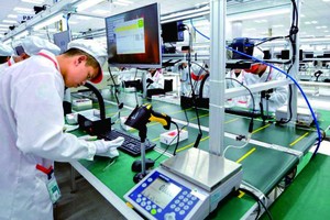 某外資企業的生產線。