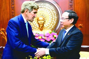 市委書記阮文年與美國總統氣候特使約翰‧福布斯‧克里交談。