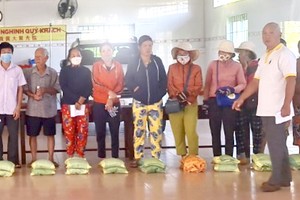 鄭成龍理事長派發大米。