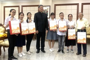 中國駐胡志明市總領事魏華祥與啟秀華文中心師生合照。