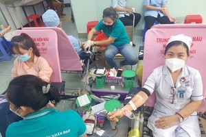 阮知方醫院肌肉骨骼科女護員阮玉燕（右一）正在捐血。