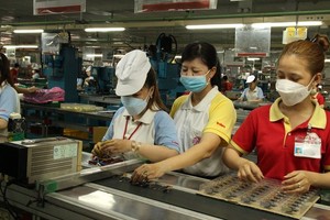 Solen機電有限責任公司黨支部書記武氏紅深（右二）檢查公司的產品質量。