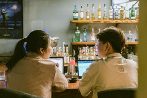 部分年輕人認為酒吧、酒館擁有可以工作的理想空間。
