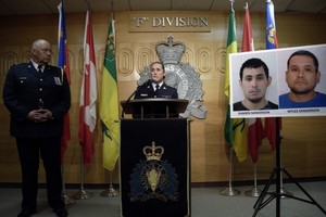 警方追捕兩疑犯涉連環持刀傷人。（美聯社）