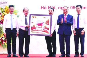 國家主席阮春福贈送紀念品給河內市國立大學自然科學高中專校。