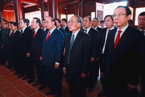 黨政領導在黎鴻鋒總書記紀念館出席紀念儀式。