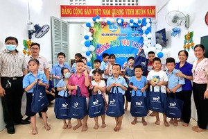 郡婦聯會送月餅及花燈給將來殘疾學校的學生。