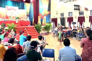 祭祖宴上，與會者觀賞文藝表演。