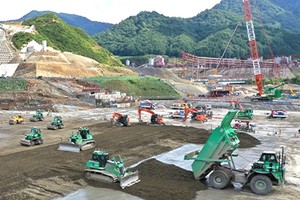水壩工地全以遙控機械施工。