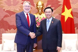 國會主席王廷惠與歐洲議會貿易委員會(INTA)主席蘭格合影。