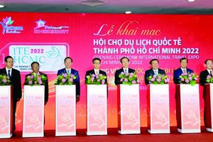 市委書記阮文年、政府副總理武德膽與各代表出席開幕儀式。