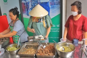 愛心飯館的兩位負責人（左、中）。