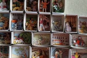 每幅火柴盒拼貼畫故事都不一樣。