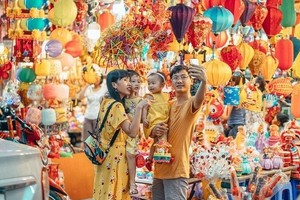 臨近中秋節，花燈街每晚都迎接大量遊客來觀光。