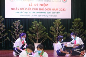 中學生正展示急救技能。