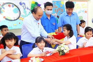 國家主席阮春福向學生贈送禮物。