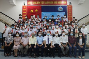 蘇建源董事長(右五)與報社編委黎曰孟雄(左三)同各華文中心師生大合照。